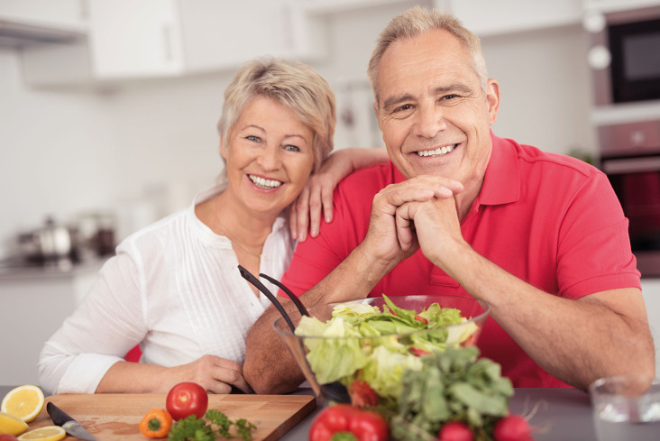 älteres paar ernährt sich gesund