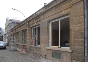 Schoeller-Hard-Fassadensanierung-Bueroerweiterung-Beschattung-Fenstertausch-Formart-Lauterach